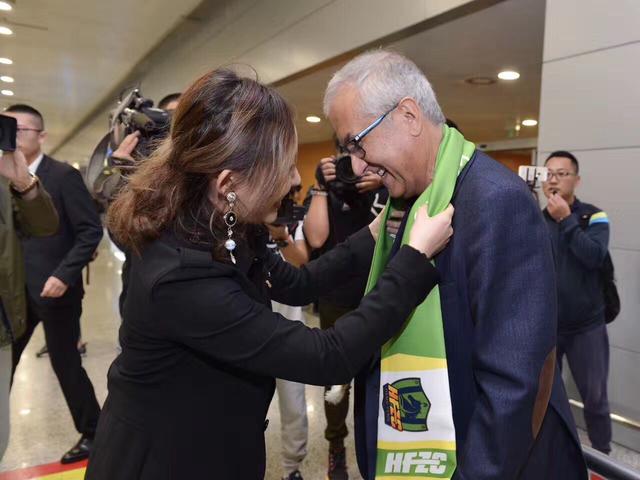孩子玩母乳视频