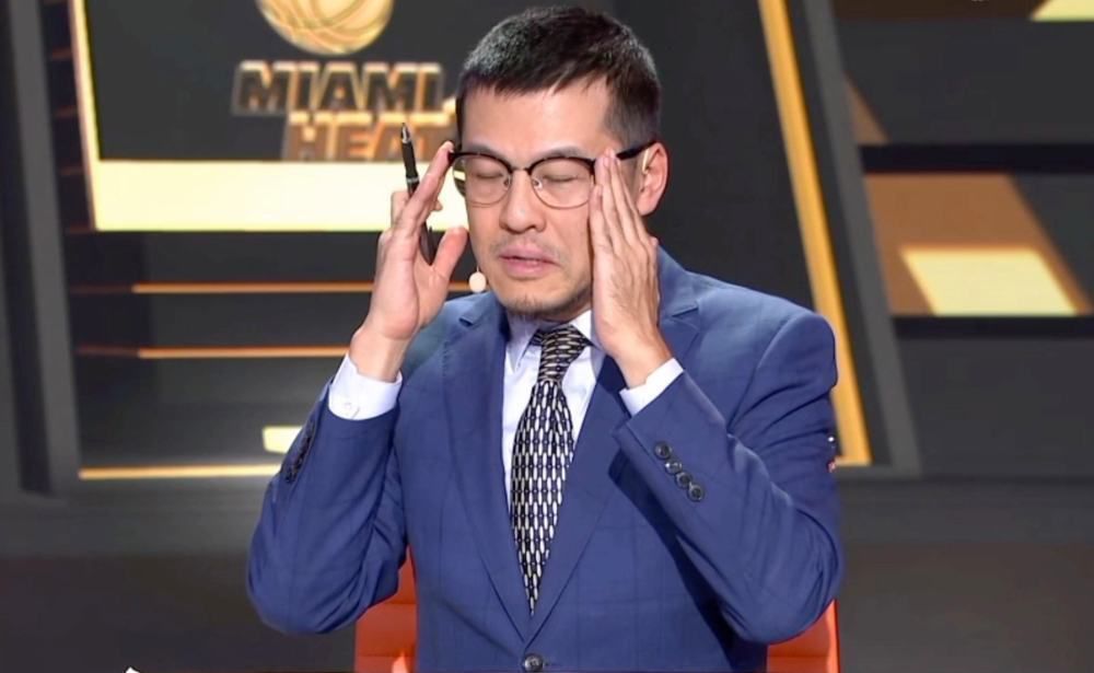 美女扒开尿口让男人舔