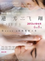 两个女人在有风景的海滩